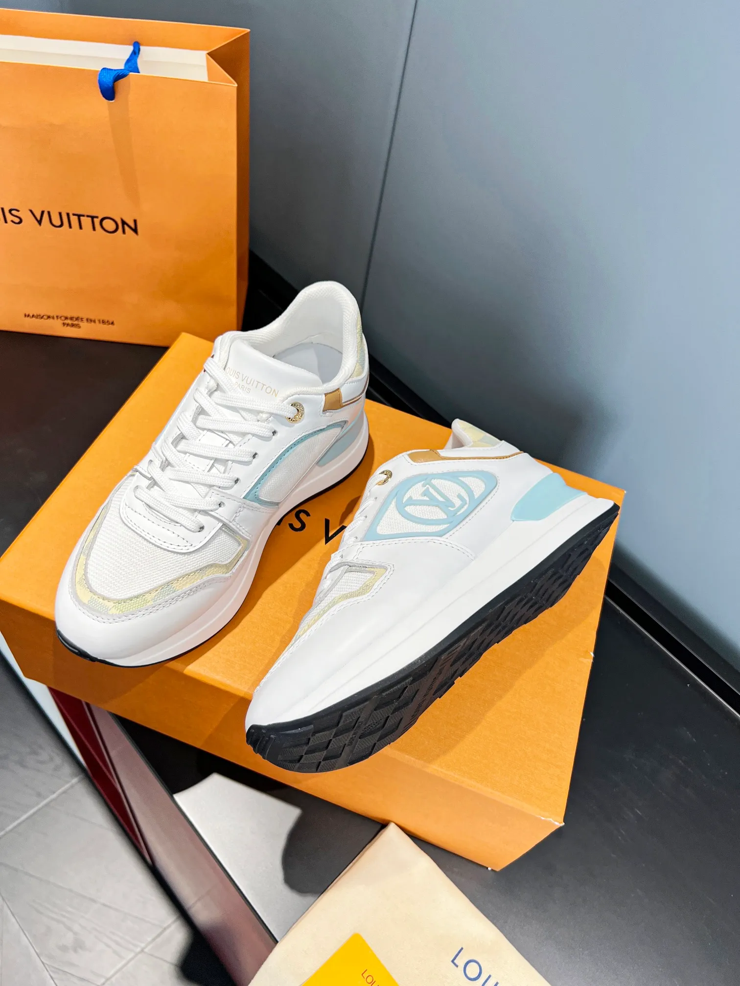 👟👟Ex-factory price 520👟👟 Couple model. louis vuitton ss24 new arrival～ Lv 2024 spring and summer new runaway sneakers ⚠️: Purchased as original 9060, disassembled and copied, upgraded version of the old model at the counter, with a more harmonious vision and lighter foot feel. It is 5cm taller, highly recognizable, and can be worn with eyes closed. Size 35-41